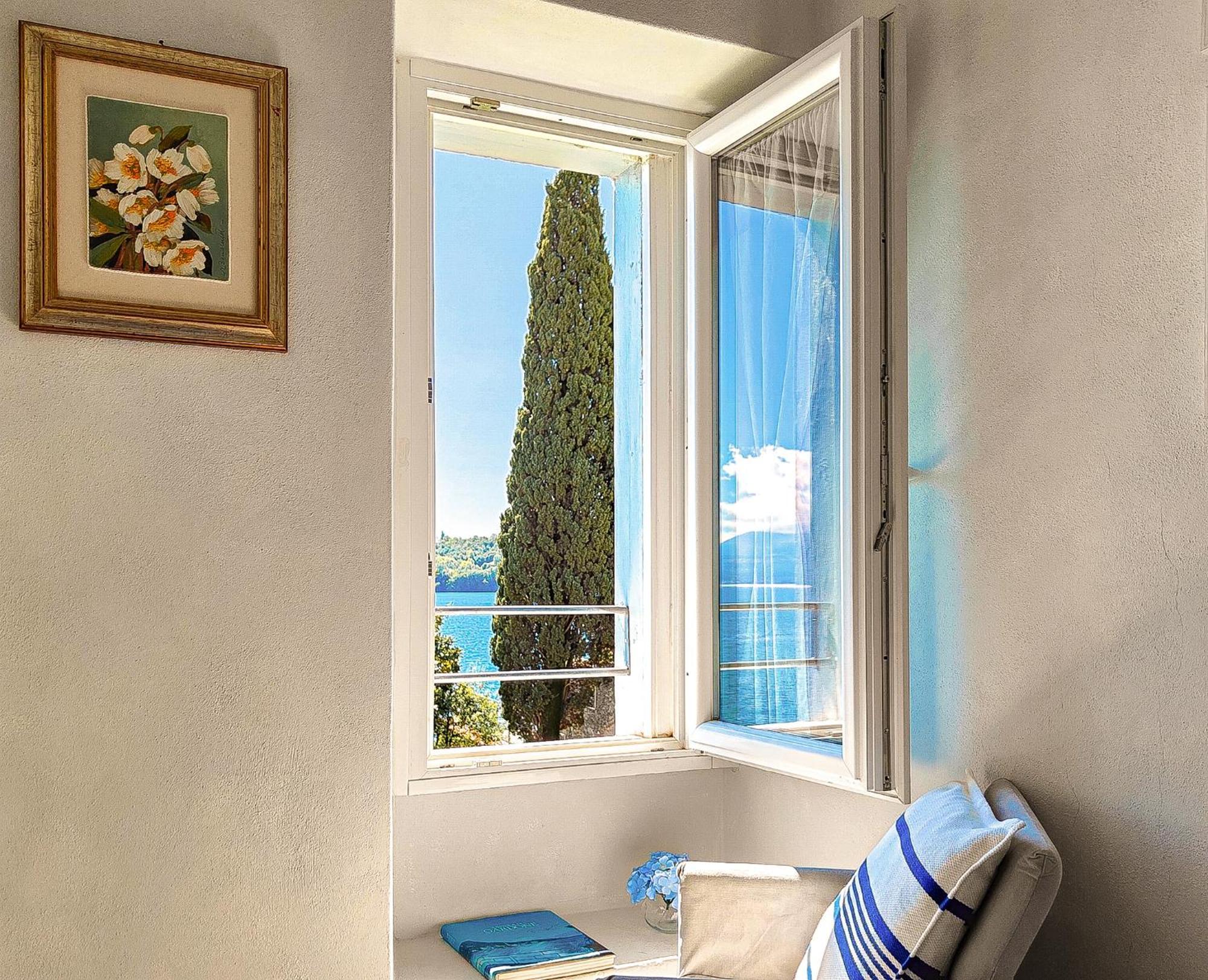 Luxury Lakeside Apartment Right On The Water Salò Exteriör bild