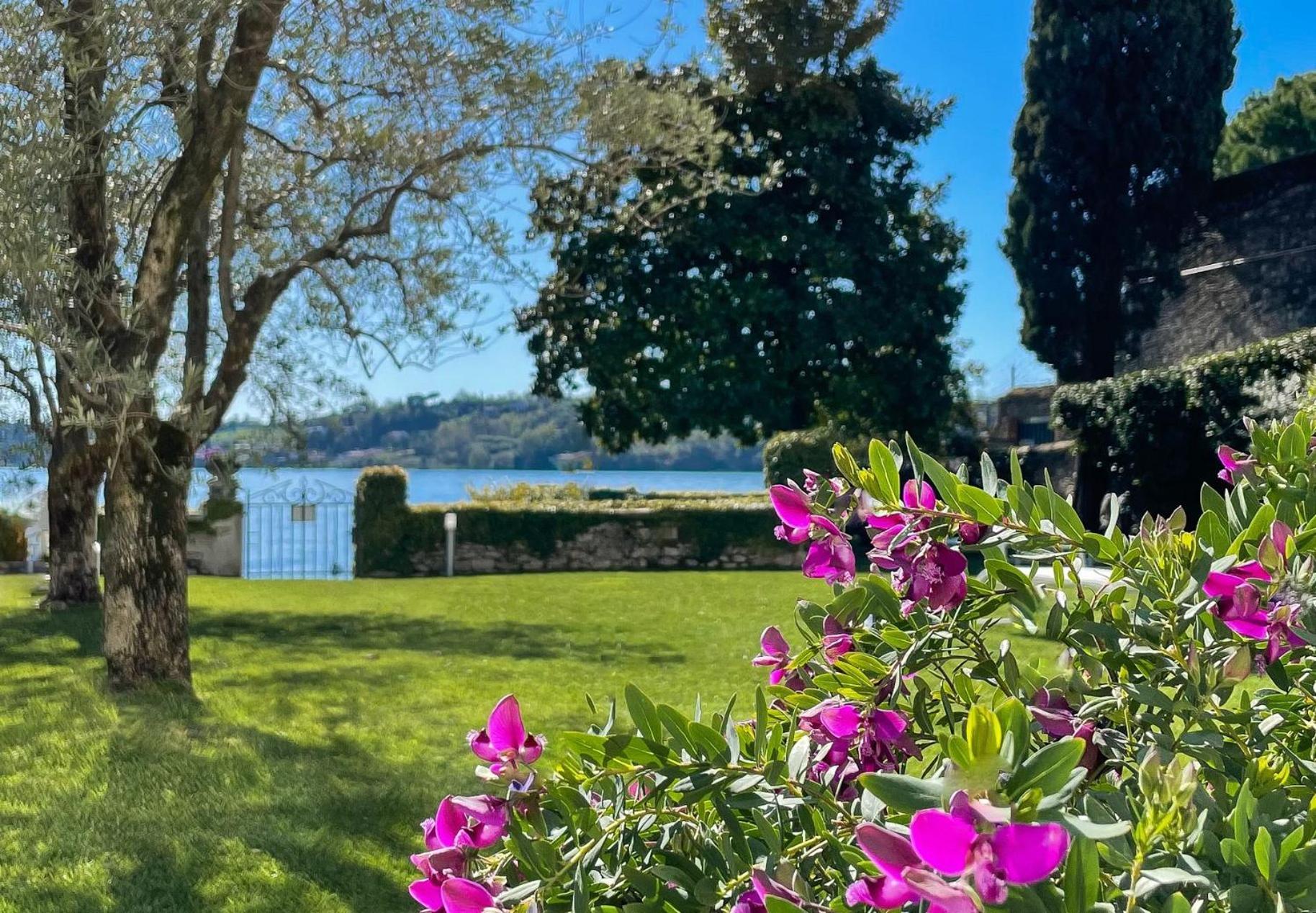 Luxury Lakeside Apartment Right On The Water Salò Exteriör bild