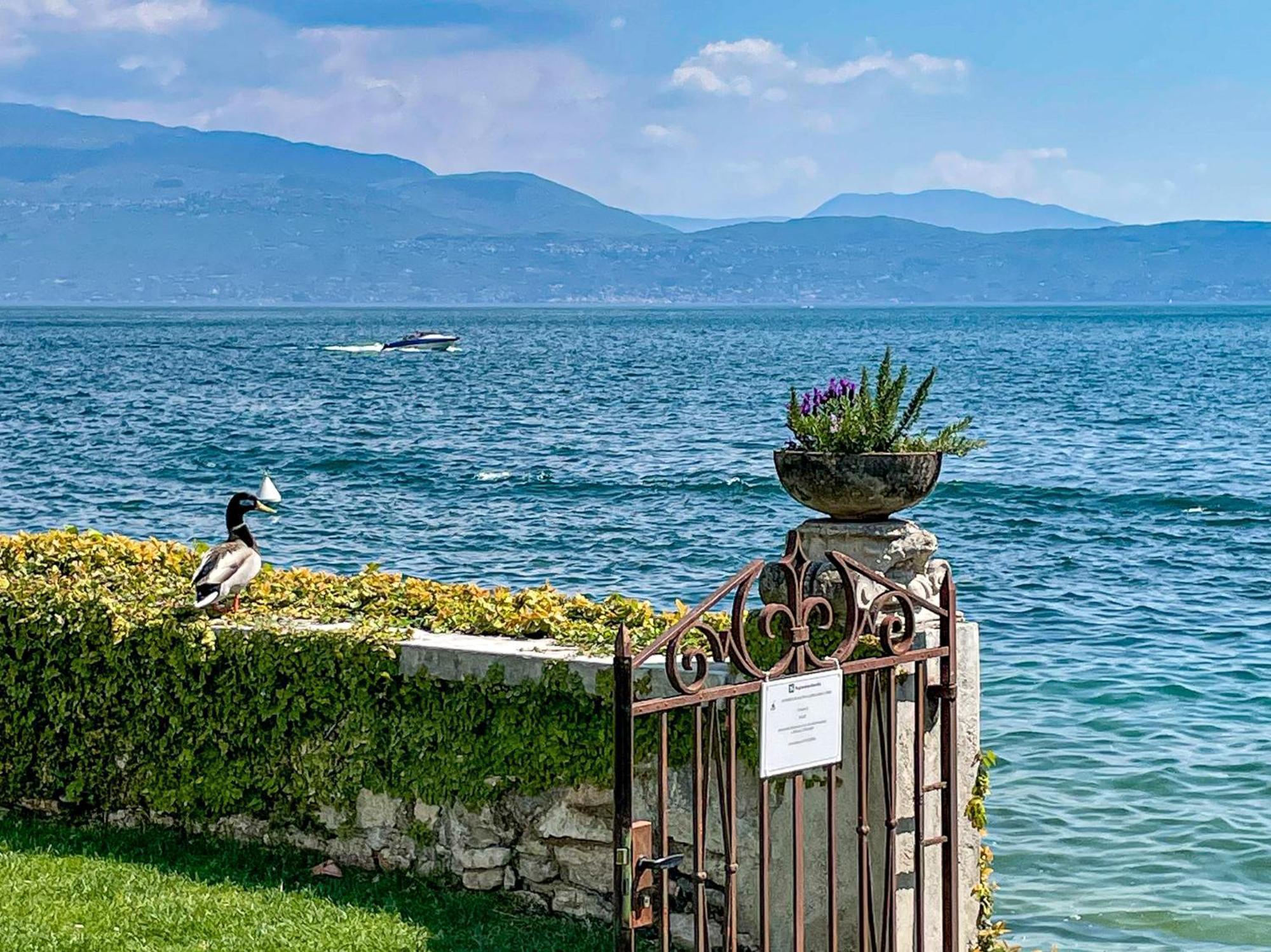 Luxury Lakeside Apartment Right On The Water Salò Exteriör bild