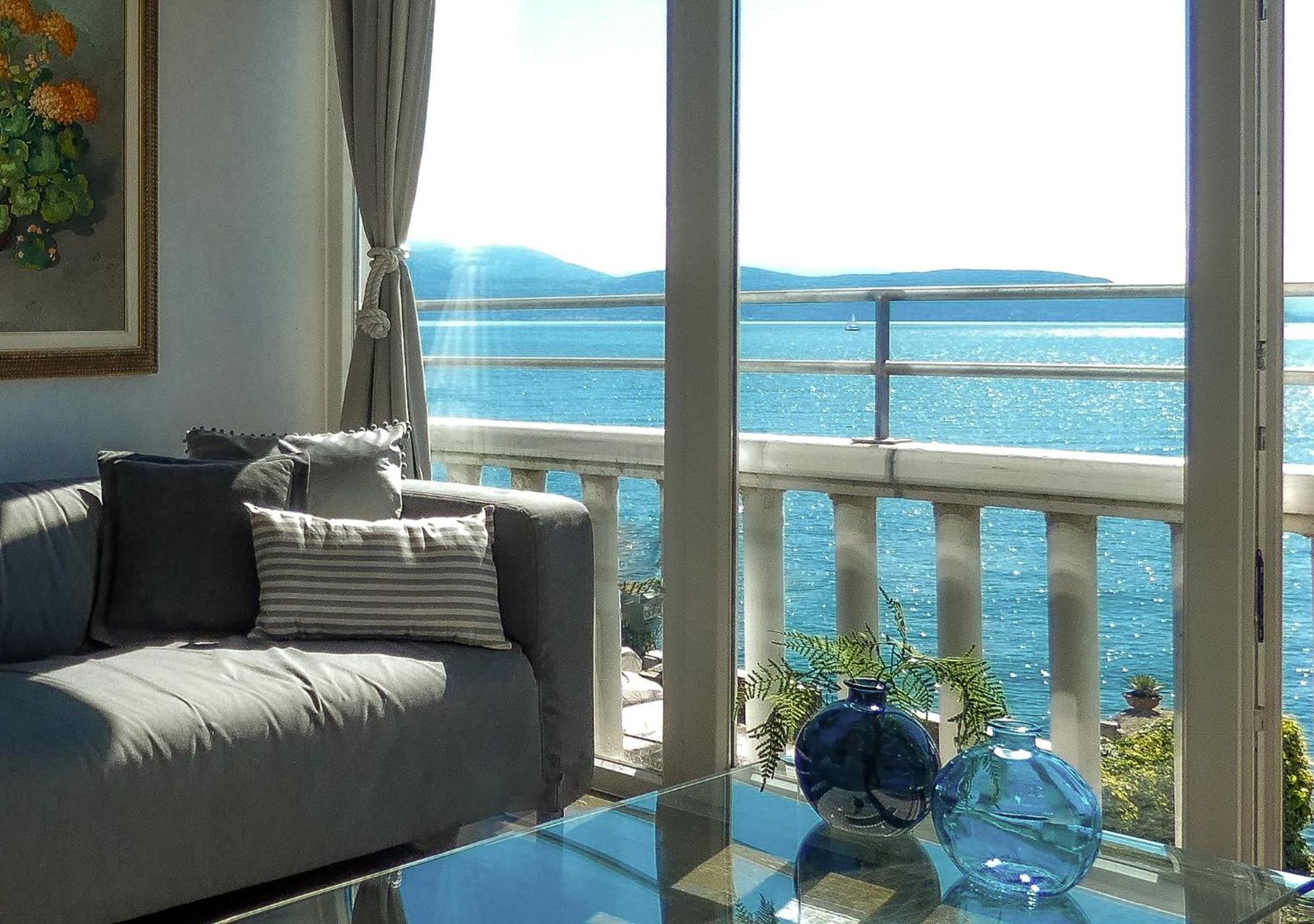 Luxury Lakeside Apartment Right On The Water Salò Exteriör bild